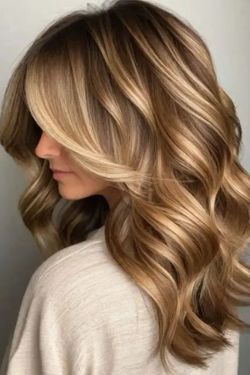 Beige Blonde Balayage on Soft Mid-Length Waves