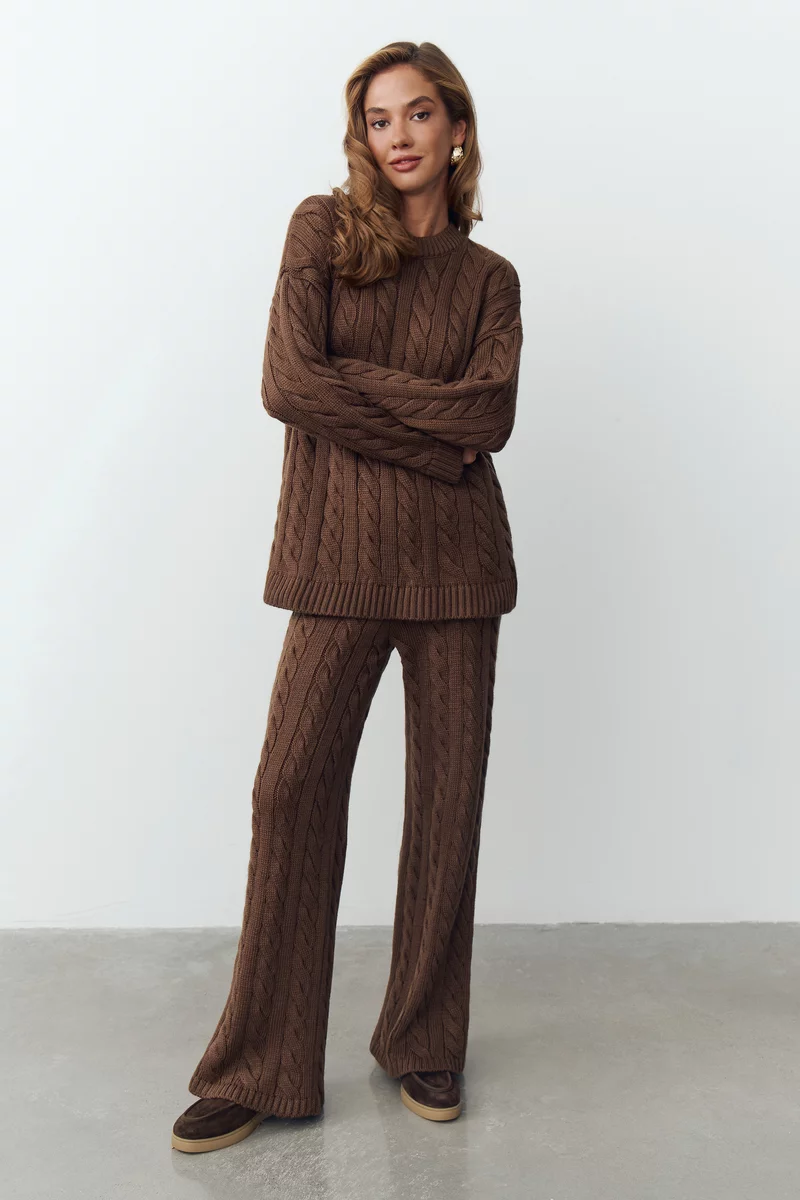 33 Chocolate Brown Knit Outfits for January Weekends That Are Chic, Warm and Elegant 5 Chocolate Brown Cable Knit Sweater with Wide-Leg Trousers