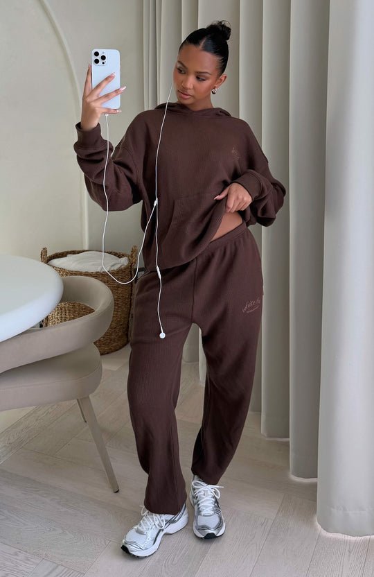 33 Chocolate Brown Knit Outfits for January Weekends That Are Chic, Warm and Elegant 6 Chocolate Brown Knit Set with White Trainers for a Lazy Weekend