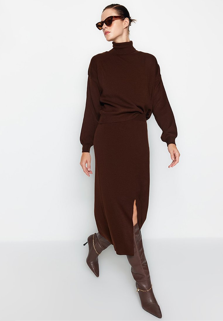 33 Chocolate Brown Knit Outfits for January Weekends That Are Chic, Warm and Elegant 21 Chocolate Brown Knit Sweater with a Midi Skirt and Heeled Boots