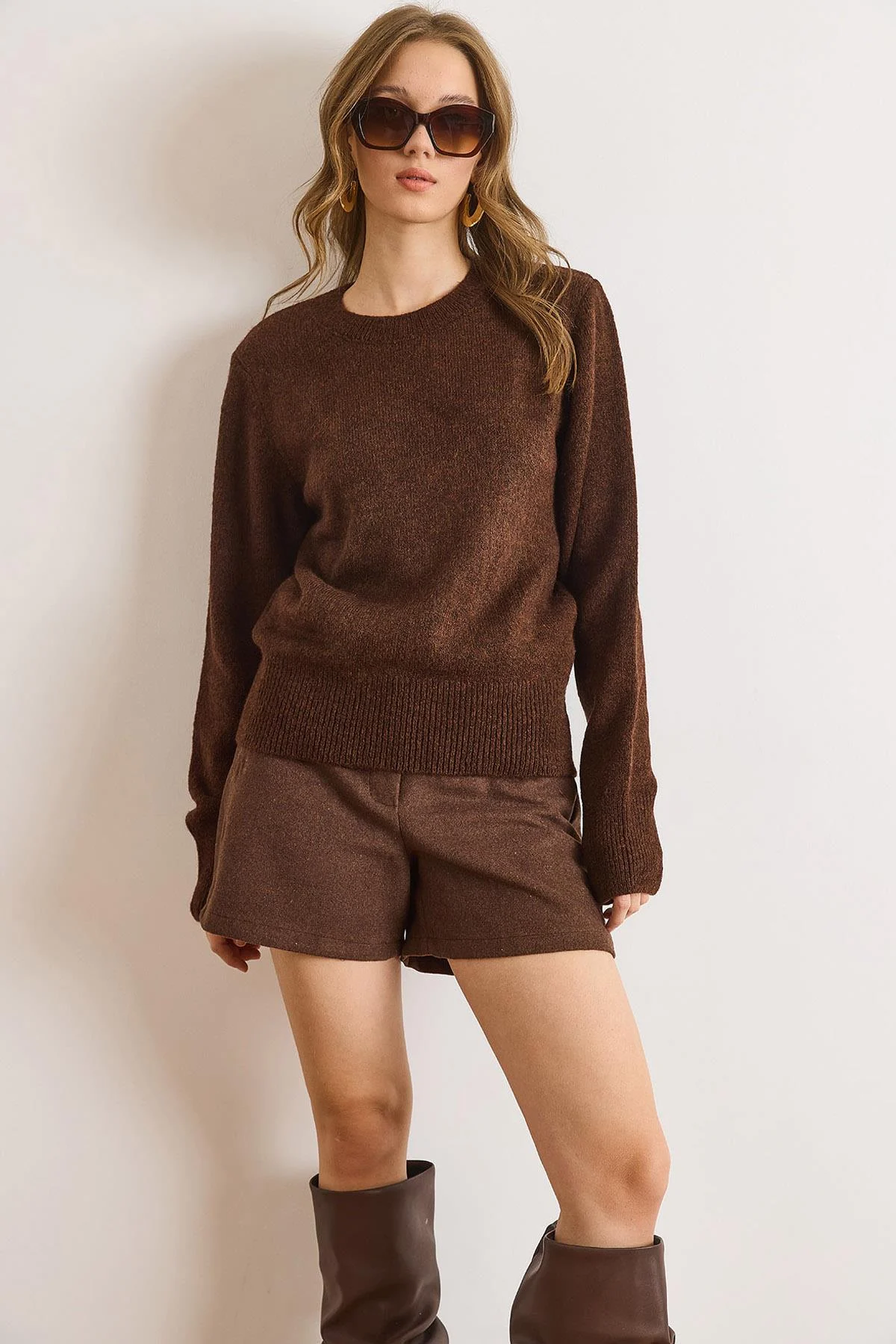 33 Chocolate Brown Knit Outfits for January Weekends That Are Chic, Warm and Elegant 23 Chocolate Brown Oversized Knit with Cycling Shorts and Long Boots