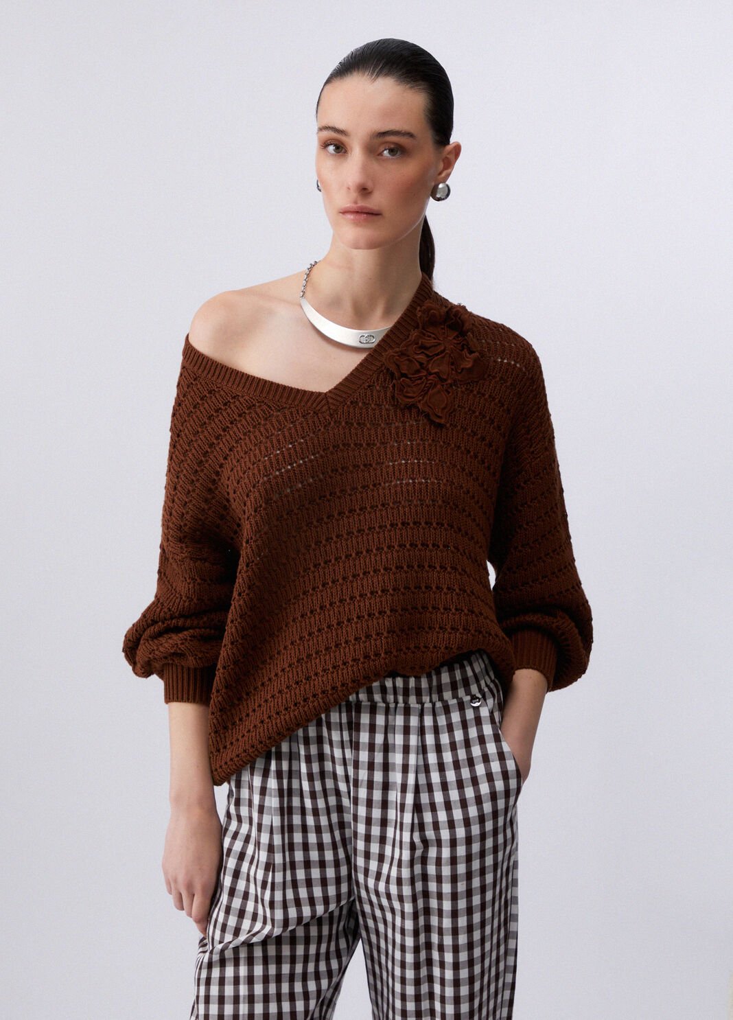 33 Chocolate Brown Knit Outfits for January Weekends That Are Chic, Warm and Elegant 24 Chocolate Brown Knit Sweater with Checked Trousers