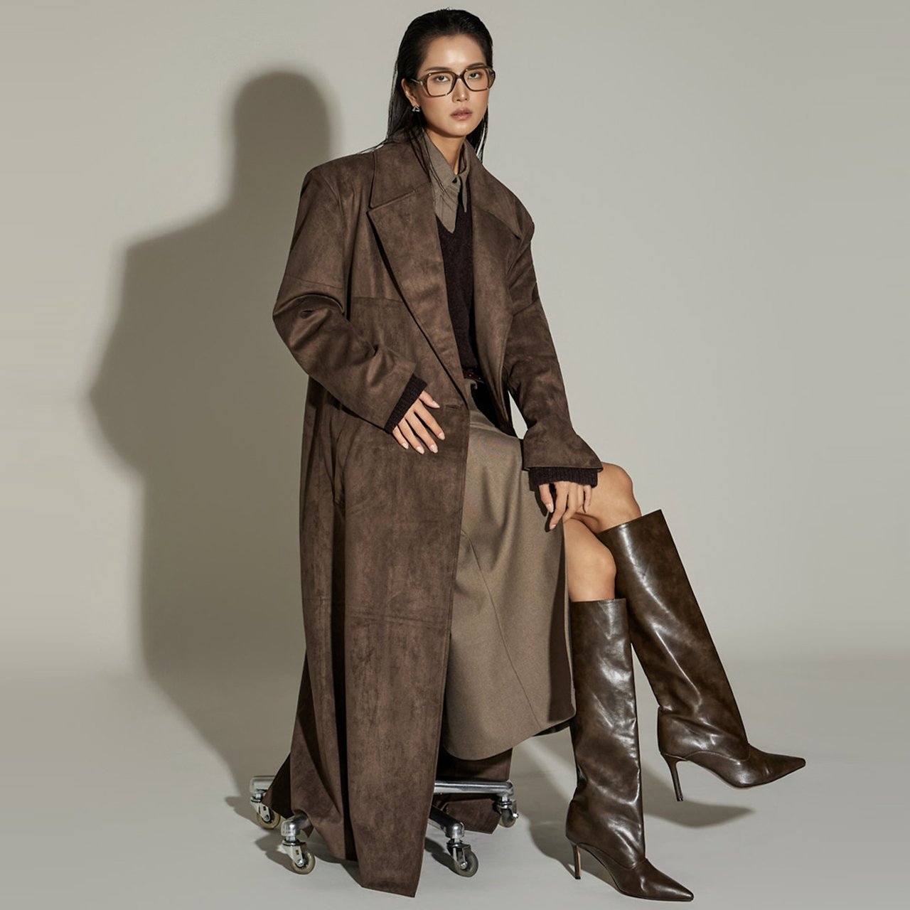 33 Chocolate Brown Knit Outfits for January Weekends That Are Chic, Warm and Elegant 32 Chocolate Brown Knit Dress with a Trench Coat