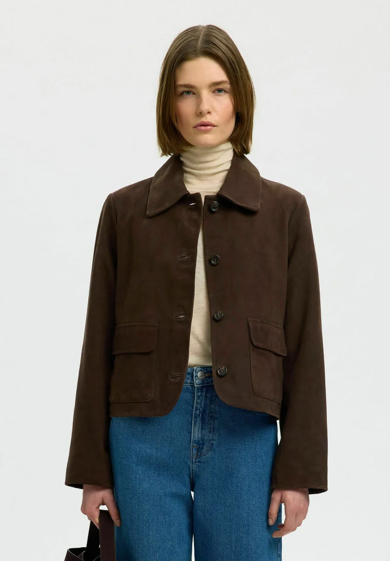 30 Chocolate Suede Jacket Outfits for Winter Outings That Are Chic, Warm and Elegant 11 Chocolate Suede Cropped Jacket with High-Waisted Jeans