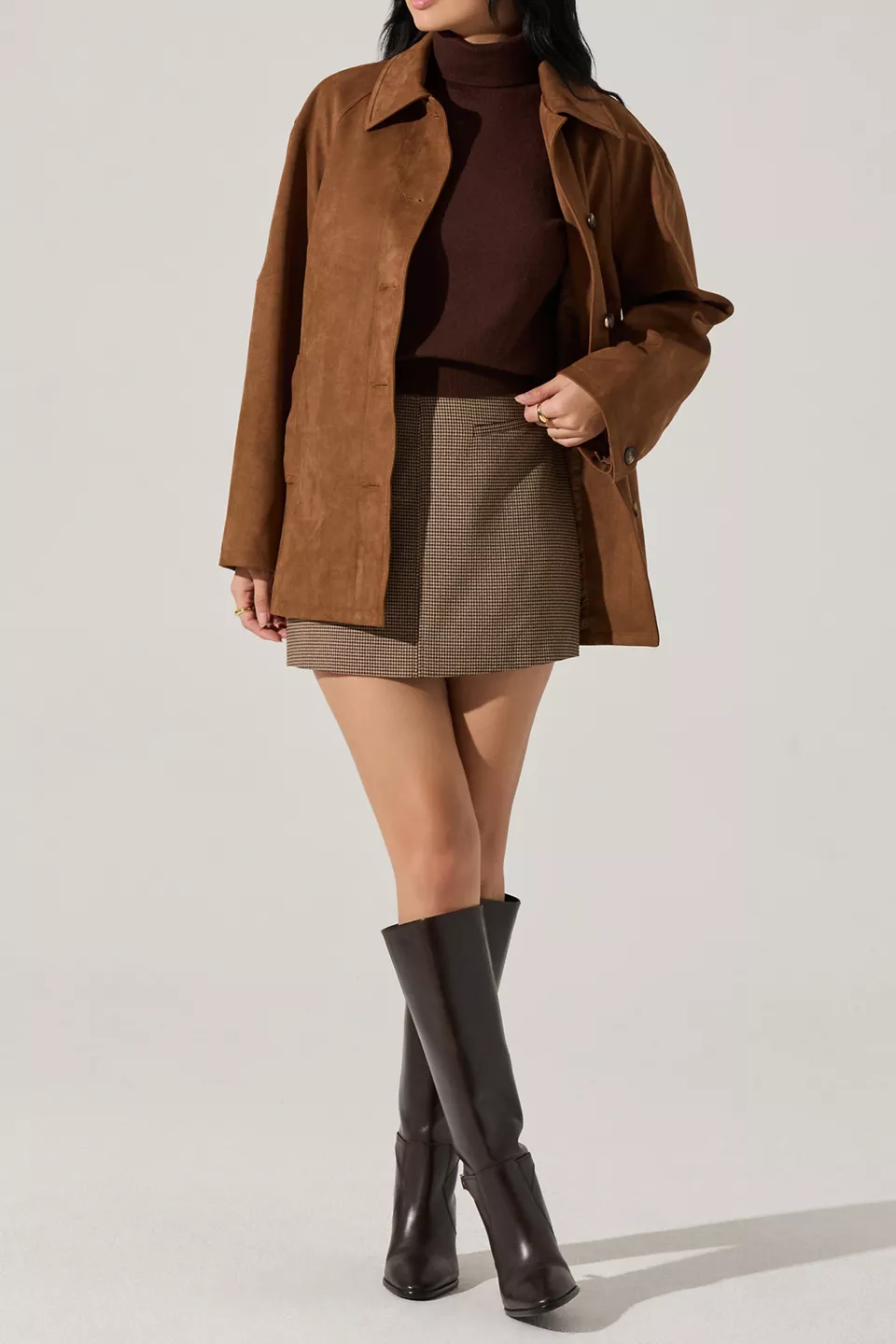 30 Chocolate Suede Jacket Outfits for Winter Outings That Are Chic, Warm and Elegant 14 Chocolate Suede Jacket with a Turtleneck and a Pleated Skirt