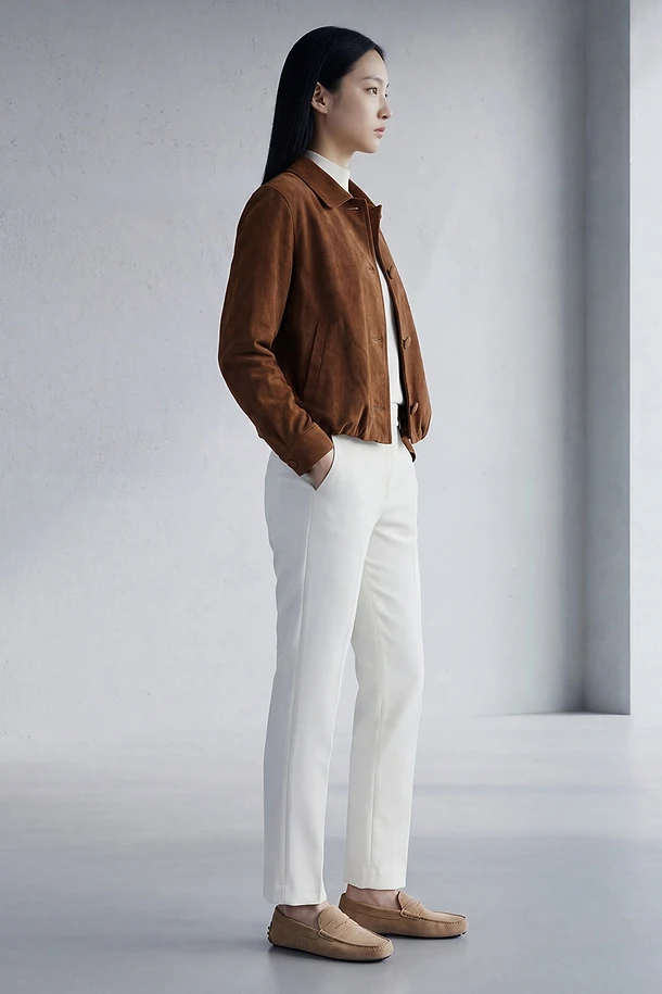 30 Chocolate Suede Jacket Outfits for Winter Outings That Are Chic, Warm and Elegant 15 Chocolate Suede Jacket with White Trousers and Loafers