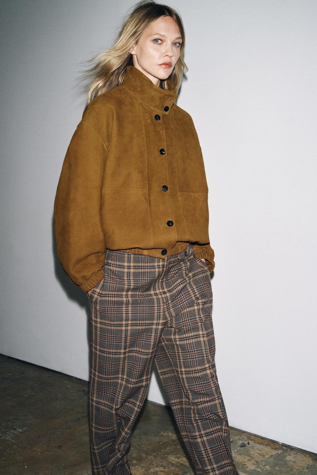30 Chocolate Suede Jacket Outfits for Winter Outings That Are Chic, Warm and Elegant 24 Chocolate Suede Jacket with Checked Trousers