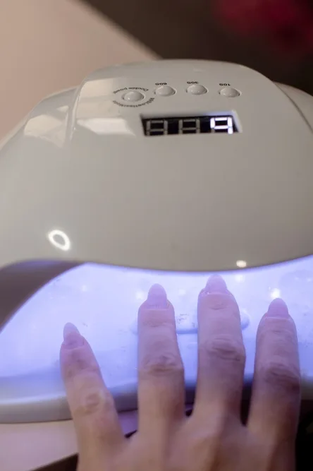 How Long Should Nails Be Under UV Light? The Right Timing for Flawless Gel Nails 3 How Long Should Nails Be Under UV Light?