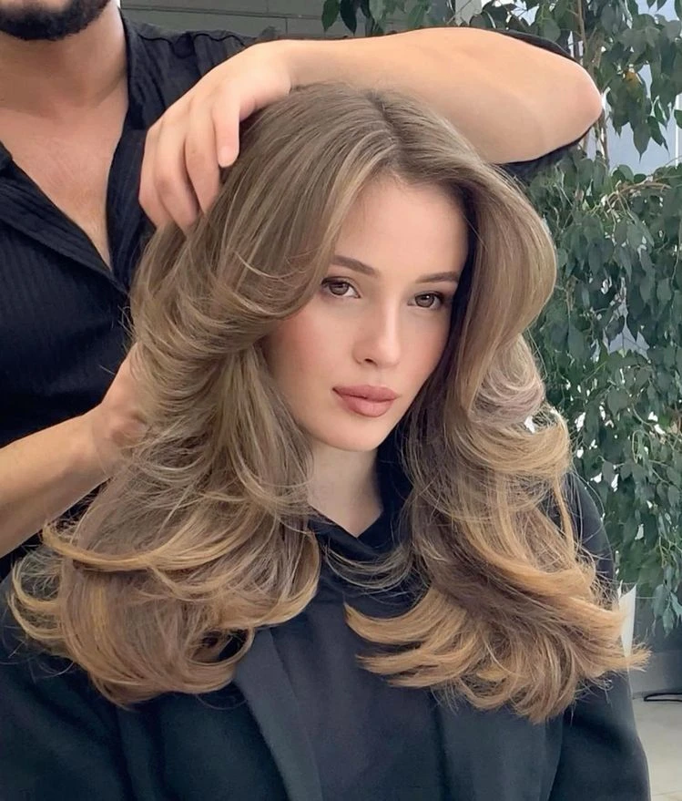22 Bouncy Retro Blowout Hairstyles for Thick Hair with Feathered Ends That Feel Full, Light and Easy to Wear 8 Retro Thick Blowout with Long Feathered Lengths