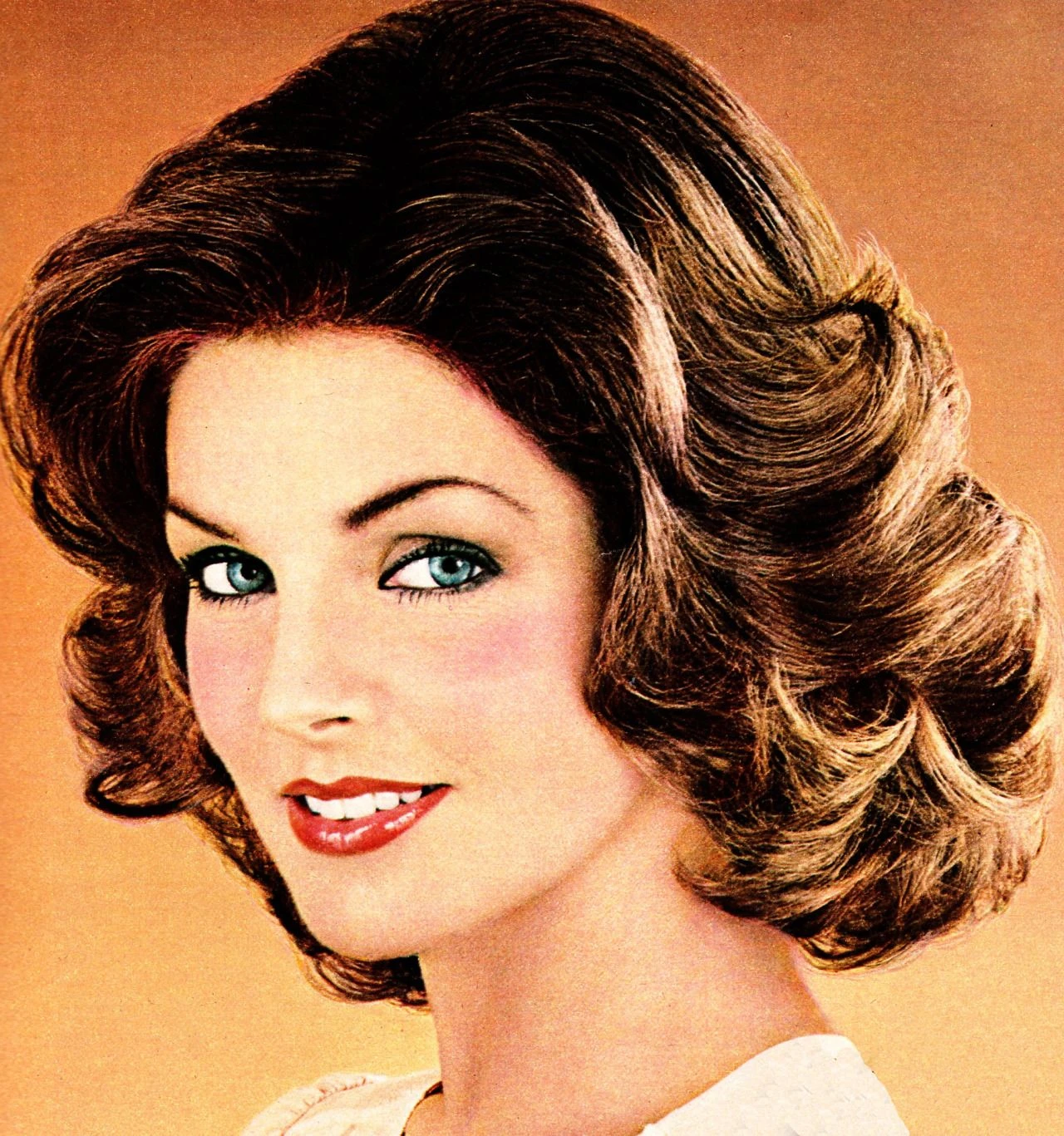 22 Bouncy Retro Blowout Hairstyles for Thick Hair with Feathered Ends That Feel Full, Light and Easy to Wear 21 Thick Retro Blowout with a Bold, Bouncy Silhouette