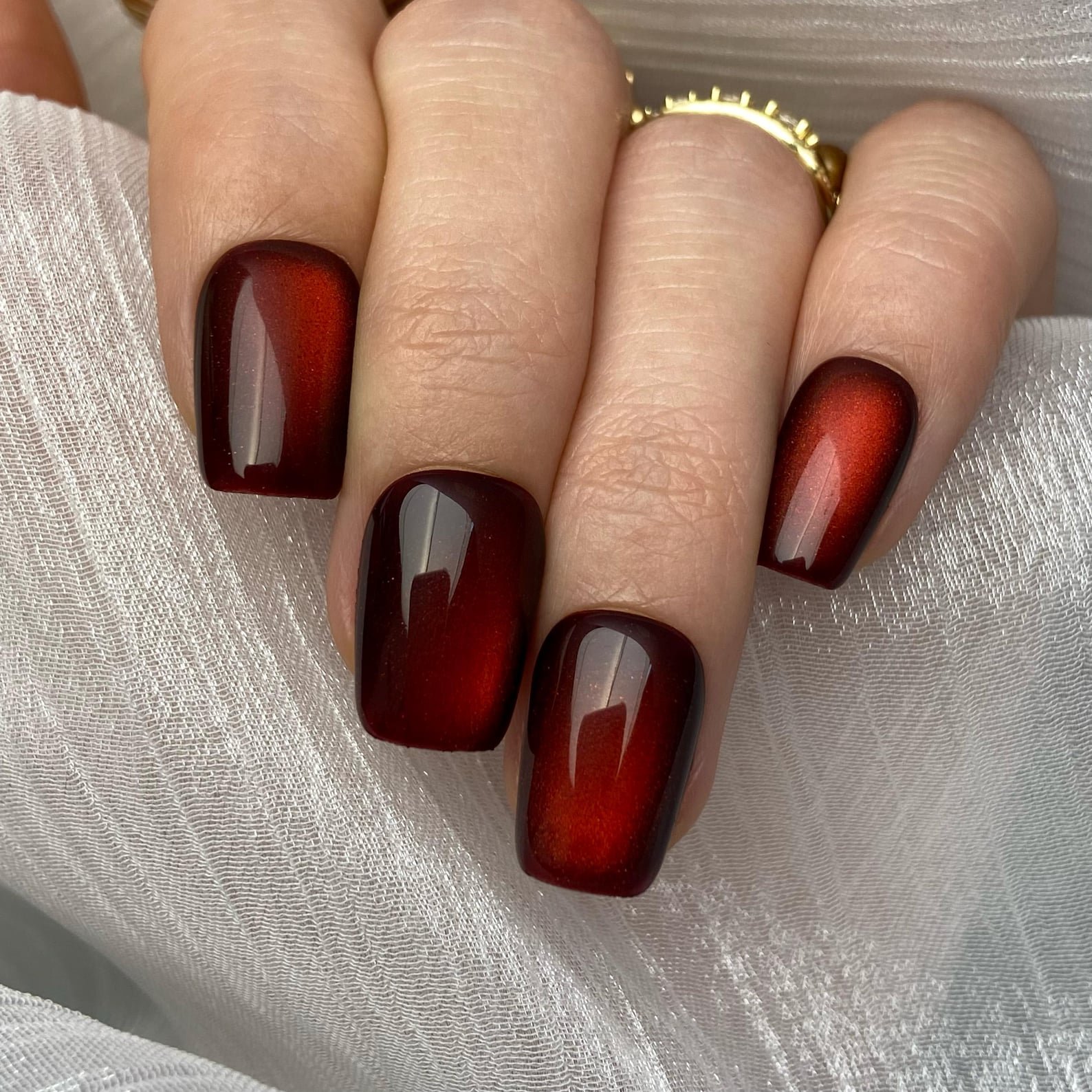 Dark Red Gradient Cat Eye Short Square Nails for Cold Weather Events