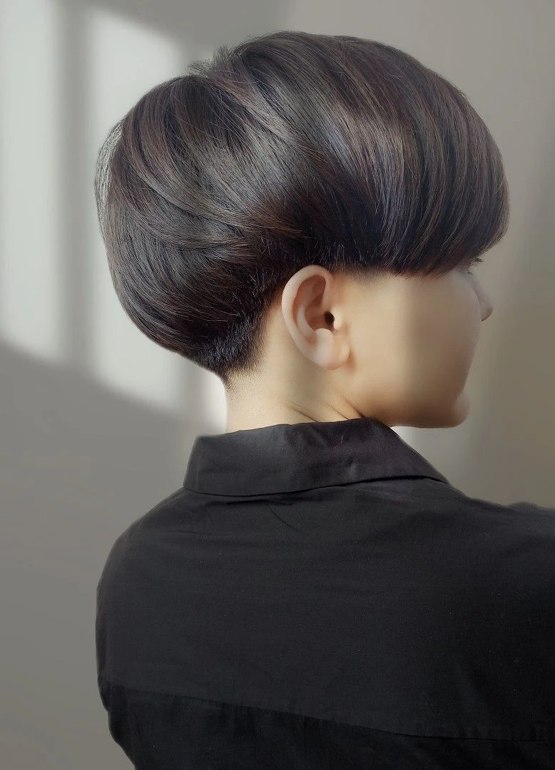 Polished Tuck Short Hair with a Deep Side Sweep for Winter Mornings