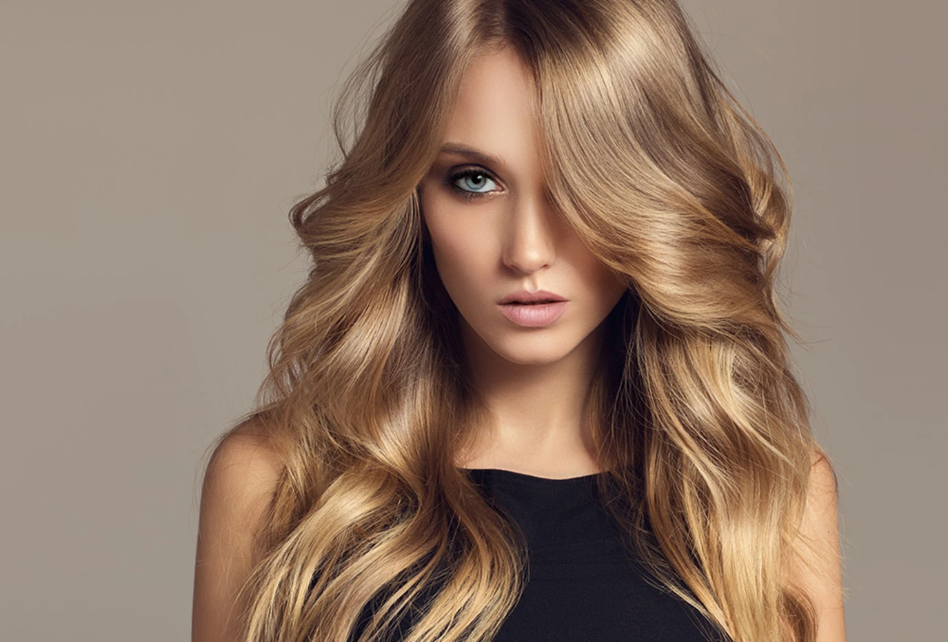 Deep Side Part Wavy Hair with Volume at the Roots