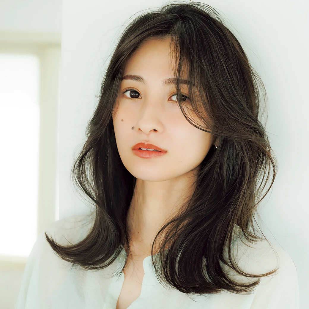 Deep Side Part Wavy Hair with a Smooth Crown and Full Waves