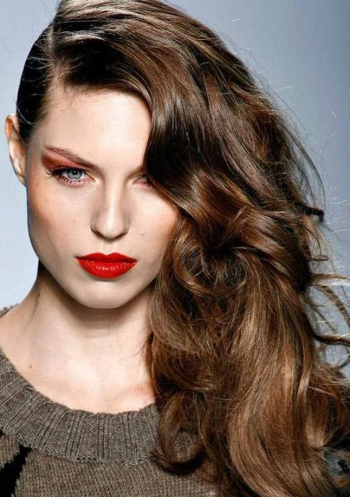 Wavy Hair with Volume at the Roots and a Side Sweep