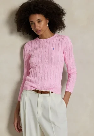 40 Women in Their 20s Pink Sweater Outfits for Valentine Weekends That Are Chic, Romantic and Elegant 21 Blush Pink Cable-Knit Sweater with tan leather loafers