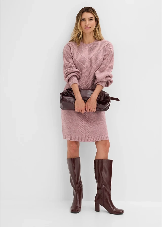 40 Women in Their 20s Pink Sweater Outfits for Valentine Weekends That Are Chic, Romantic and Elegant 32 Dusty Pink Cable-Knit Sweater with a burgundy clutch