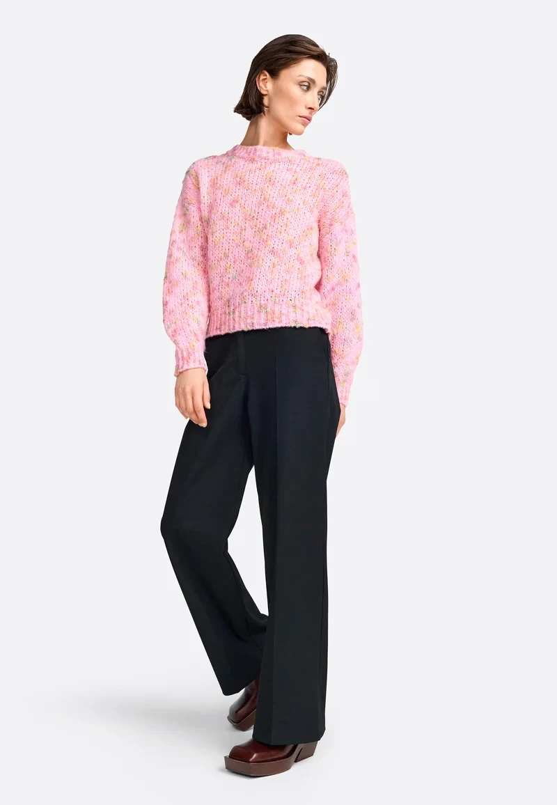 40 Women in Their 20s Pink Sweater Outfits for Valentine Weekends That Are Chic, Romantic and Elegant 39 Rose Pink Chunky Knit Sweater with black block-heel pumps