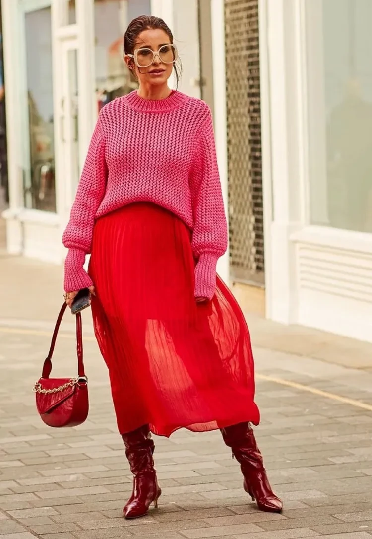40 Women in Their 20s Pink Sweater Outfits for Valentine Weekends That Are Chic, Romantic and Elegant 40 Rose Pink Chunky Knit Sweater with a red clutch