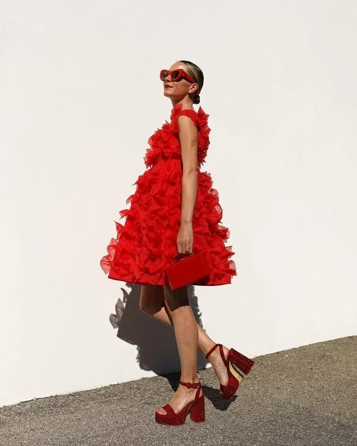 20 Women in Their 20s Ruffle Dress Outfits for February Parties That Are Chic, Romantic and Elegant 11 Red Ruffle Mini Dress with a burgundy clutch