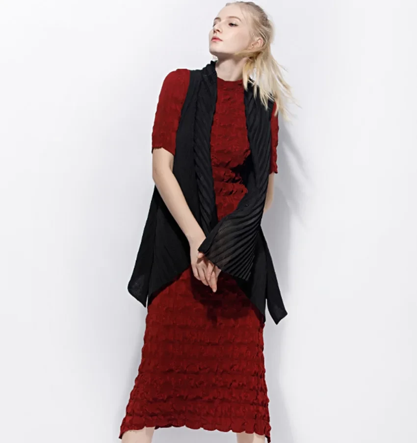 20 Women in Their 20s Ruffle Dress Outfits for February Parties That Are Chic, Romantic and Elegant 13 Red Ruffle Shoulder Dress with a soft black shawl