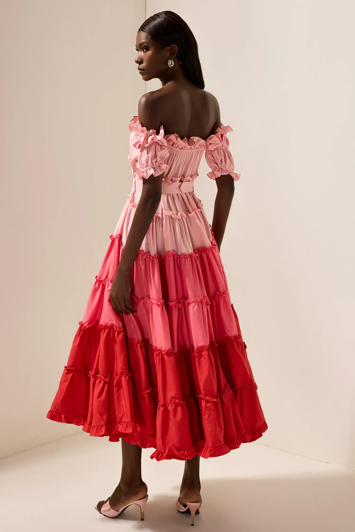 20 Women in Their 20s Ruffle Dress Outfits for February Parties That Are Chic, Romantic and Elegant 14 Red and Pink Ruffle Shoulder Dress with a structured tote