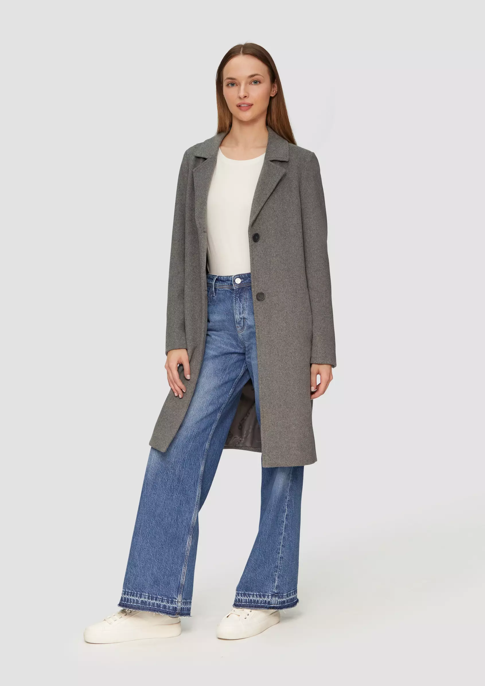 22 Grey Wool Coat Outfits for Winter Weekends That Are Chic, Warm and Elegant 10 Grey Wool Coat With Wide-Leg Jeans and a White Top