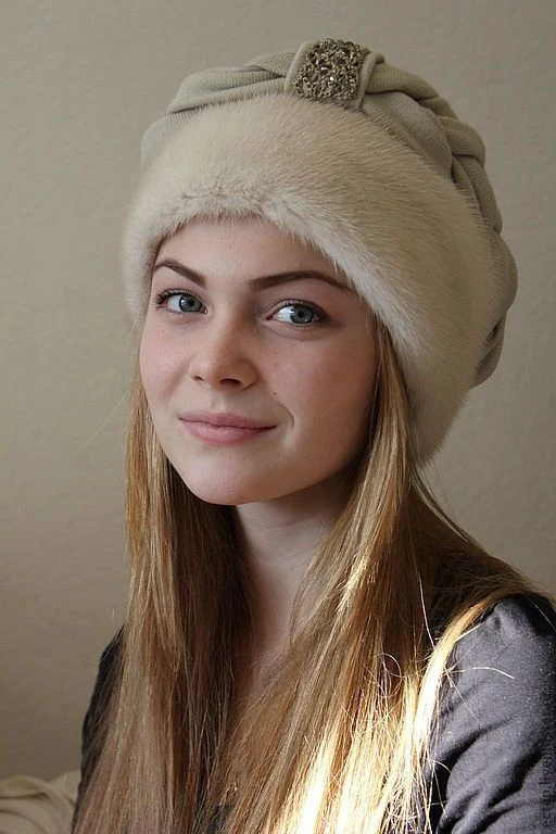50 Hat Proof Hairstyles for Long Hair with a Silk Lined Cap Trick - Idea 42