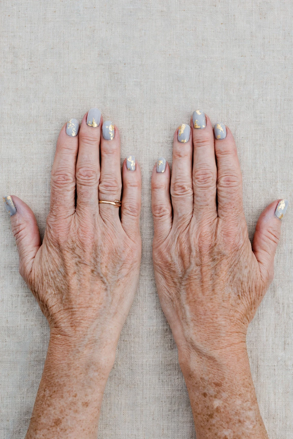 20 Icy Silver Frosted Nail Designs For Women Over 60 For Winter Weddings That Are Chic, Warm and Elegant 4 Oval Icy Silver Frosted Nail Designs with a velvet matte finish and gold foil accents