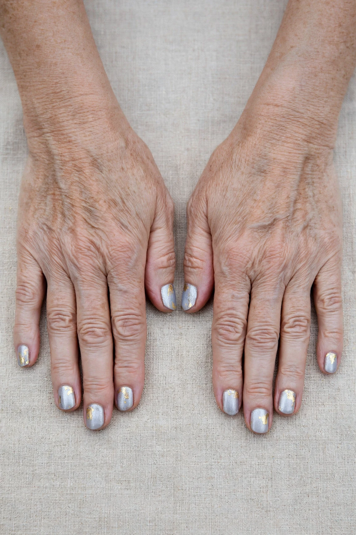20 Icy Silver Frosted Nail Designs For Women Over 60 For Winter Weddings That Are Chic, Warm and Elegant 7 Short Round Icy Silver Frosted Nail Designs with a frosted shimmer finish and gold foil accents