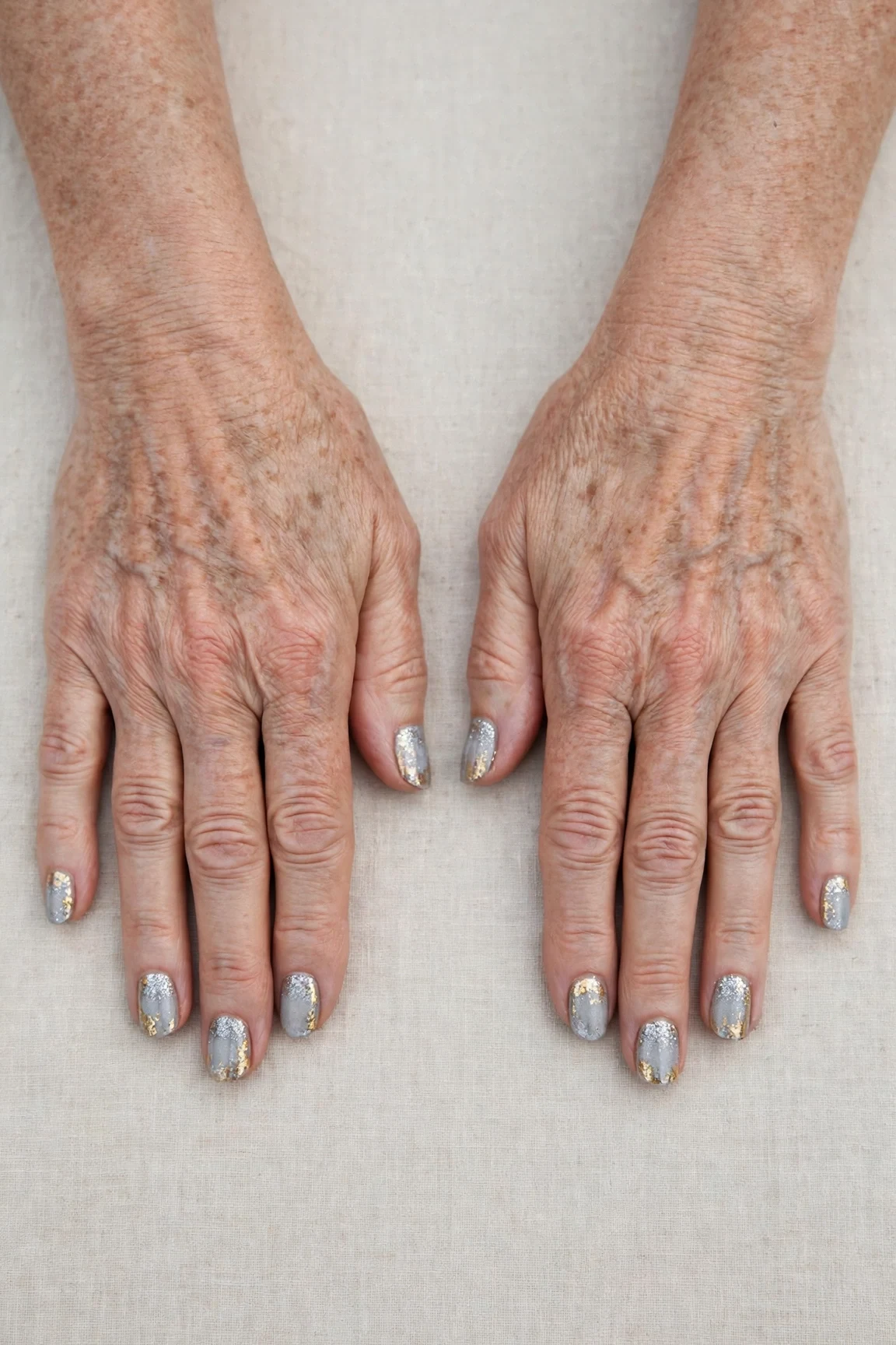 20 Icy Silver Frosted Nail Designs For Women Over 60 For Winter Weddings That Are Chic, Warm and Elegant 8 Short Oval Icy Silver Frosted Nail Designs with a glitter gradient finish and gold foil accents