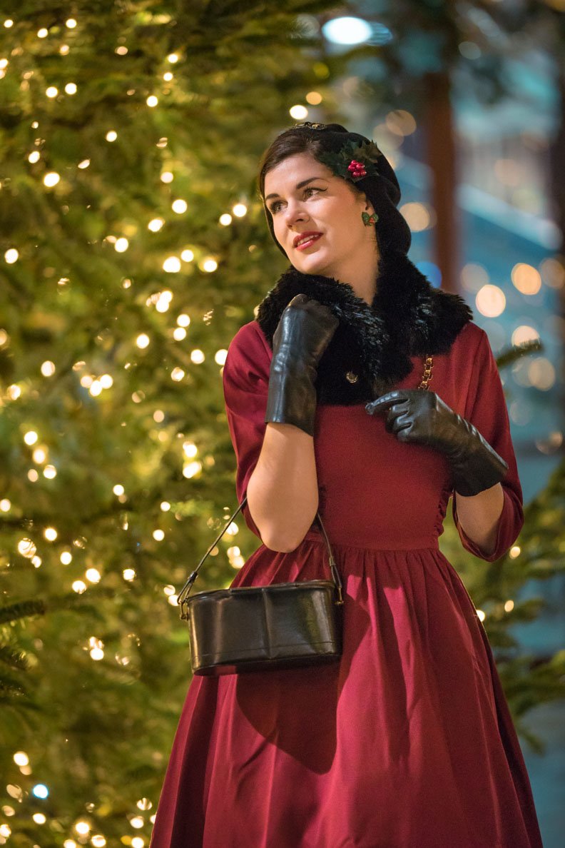 25 Black Leather Glove Outfits for Winter Weddings That Are Elegant, Warm and Timeless 14 Black leather glove wedding outfit idea 13