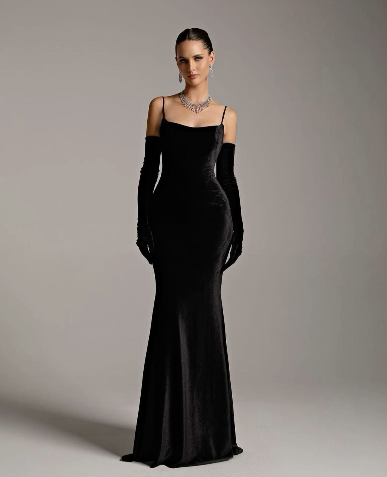 25 Black Leather Glove Outfits for Winter Weddings That Are Elegant, Warm and Timeless 24 Black leather glove wedding outfit idea 23