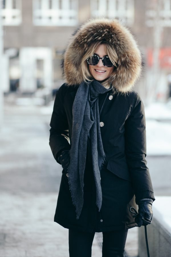 40 Leather Glove and Scarf Outfits for Cold Walks That Are Warm, Chic and Easy to Wear 3 Black Coat, Black Leather Gloves and a Grey Scarf