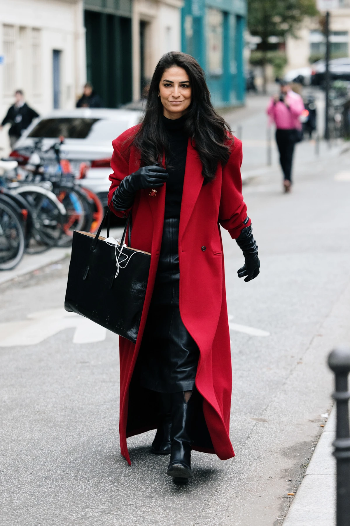 40 Leather Glove and Scarf Outfits for Cold Walks That Are Warm, Chic and Easy to Wear 8 Red Coat, Black Leather Gloves and a Black Scarf