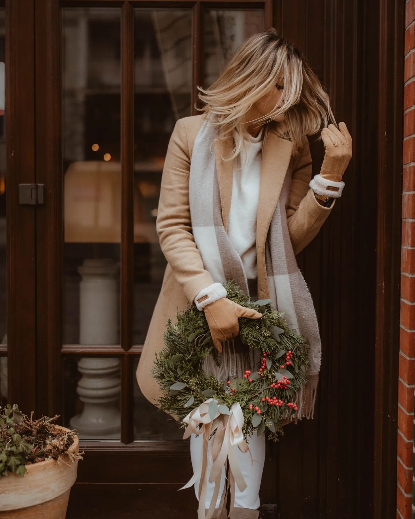 40 Leather Glove and Scarf Outfits for Cold Walks That Are Warm, Chic and Easy to Wear 11 Cream Coat, Tan Leather Gloves and a Cream Scarf
