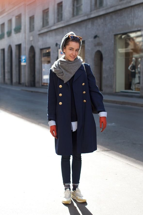 40 Leather Glove and Scarf Outfits for Cold Walks That Are Warm, Chic and Easy to Wear 15 Navy Coat, Red Leather Gloves and a Grey Scarf