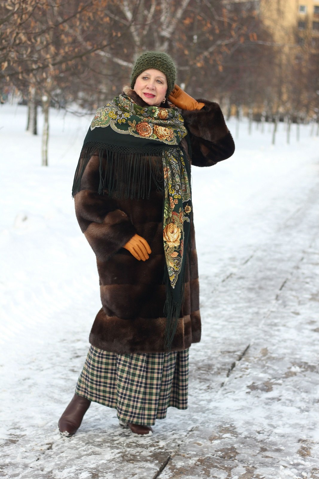 40 Leather Glove and Scarf Outfits for Cold Walks That Are Warm, Chic and Easy to Wear 23 Brown Fur Coat, Tan Leather Gloves and a Patterned Scarf