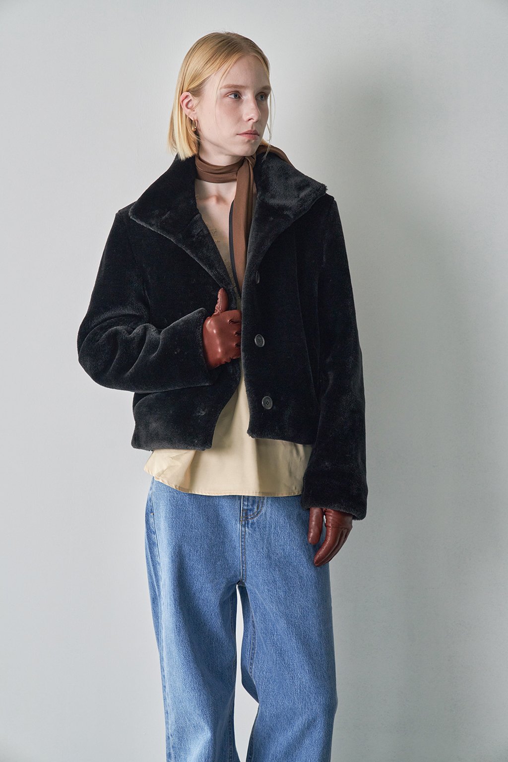 40 Leather Glove and Scarf Outfits for Cold Walks That Are Warm, Chic and Easy to Wear 27 Black Faux Fur Jacket, Brown Leather Gloves and a Cream Scarf