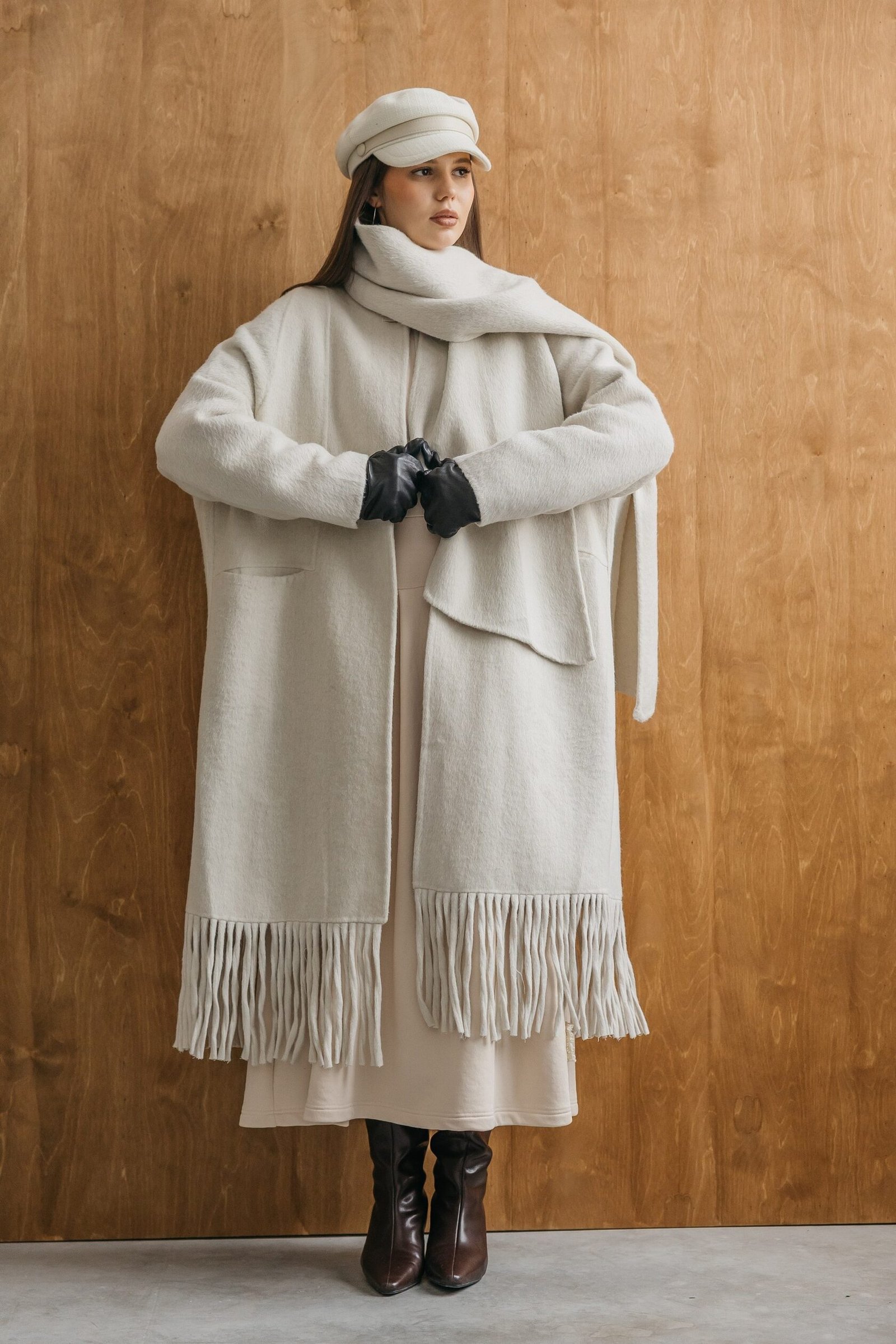 40 Leather Glove and Scarf Outfits for Cold Walks That Are Warm, Chic and Easy to Wear 35 Cream Coat, Black Leather Gloves and a Cream Scarf
