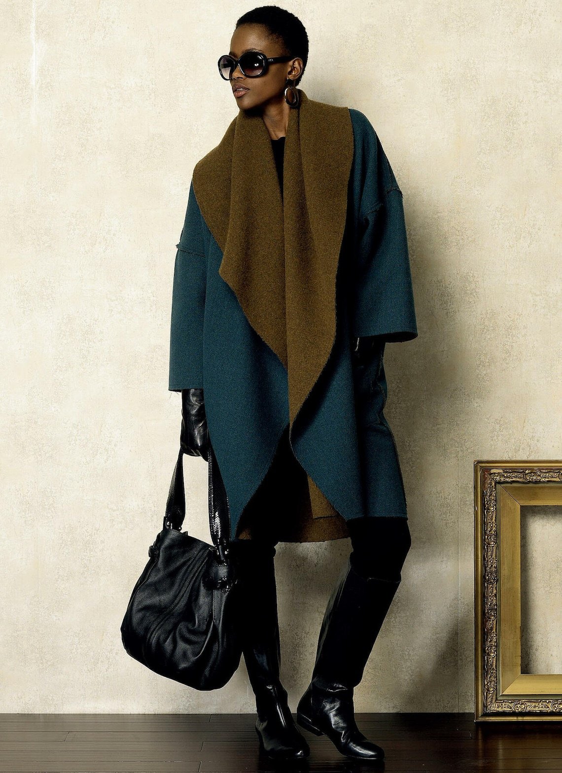 40 Leather Glove and Scarf Outfits for Cold Walks That Are Warm, Chic and Easy to Wear 39 Teal Coat, Black Leather Gloves and a Brown Scarf