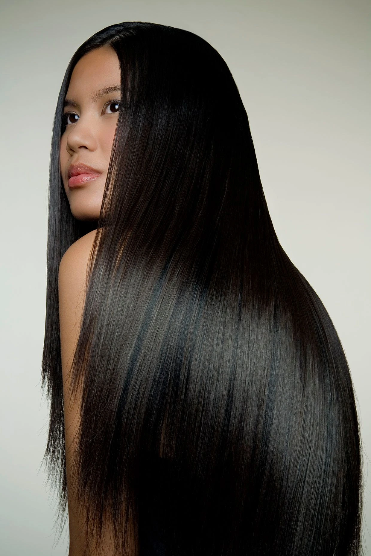 38 Long Glass Hair Hairstyles For Women In Their 30s With Straight Polished Lengths That Are Sleek, Shiny and Polished 3 Long Polished Glass Hair With A Side Sweep