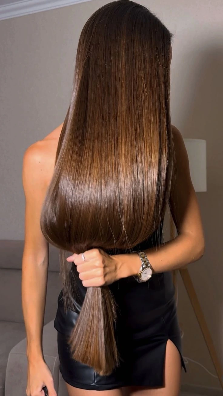 38 Long Glass Hair Hairstyles For Women In Their 30s With Straight Polished Lengths That Are Sleek, Shiny and Polished 17 Waist-Length Glass Hair With A Side Sweep