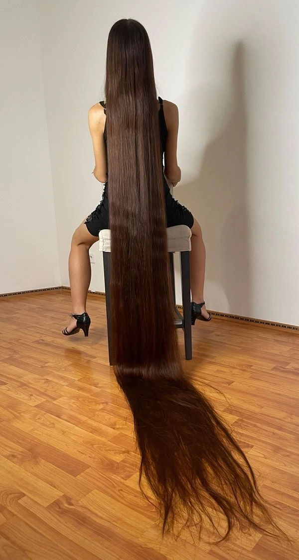 38 Long Glass Hair Hairstyles For Women In Their 30s With Straight Polished Lengths That Are Sleek, Shiny and Polished 22 Waist-Length Glass Hair With Glossy Roots