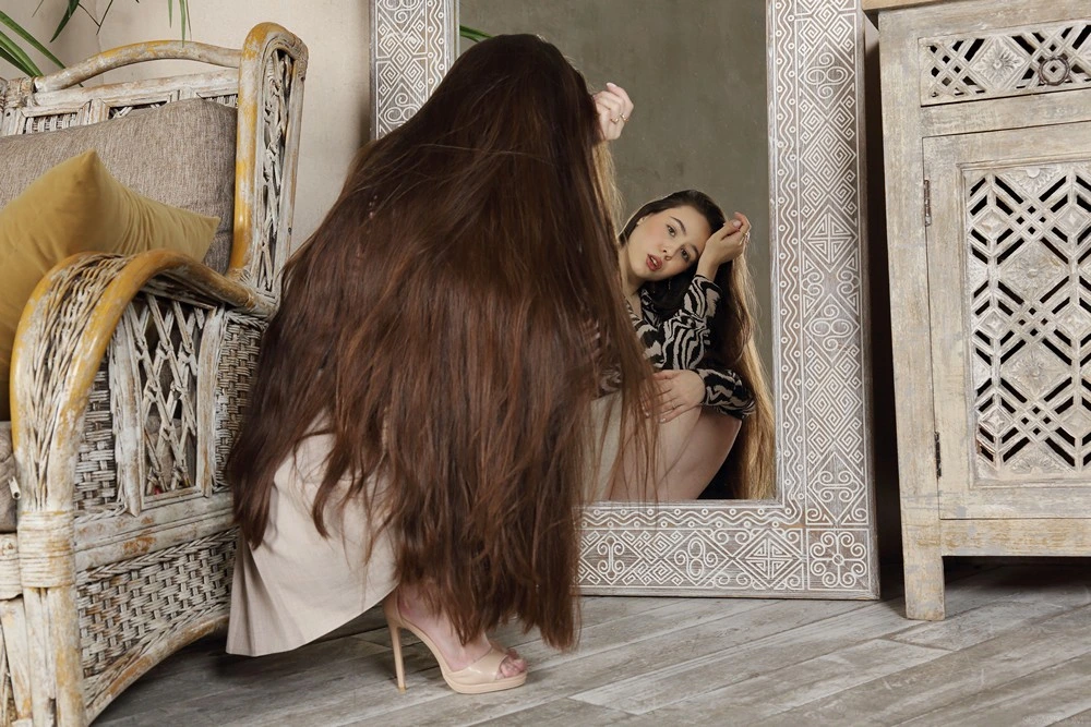 38 Long Glass Hair Hairstyles For Women In Their 30s With Straight Polished Lengths That Are Sleek, Shiny and Polished 38 Mirror Long Lengths With A Side Sweep