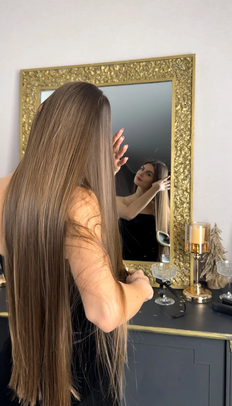 38 Long Glass Hair Hairstyles For Women In Their 30s With Straight Polished Lengths That Are Sleek, Shiny and Polished 39 Mirror Long Lengths With Blunt Ends