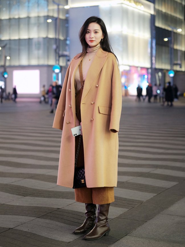 28 Long Wool Coat Outfits With Boots for Cold Walks That Are Chic, Warm and Elegant 22 Long Beige Wool Coat With Brown Boots and Brown Trousers