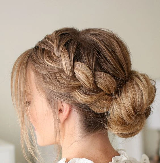 Fine-Hair Side Braid With A Textured Base