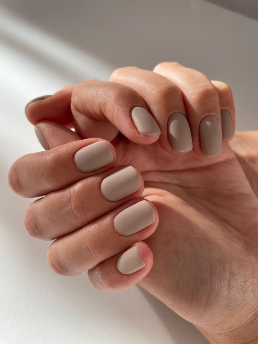 38 Matte Top Coat Jelly Nails for Winter Everyday Wear That Are Soft, Natural and Easy to Live With 5 Matte Taupe Oval Nails for Winter Everyday Wear