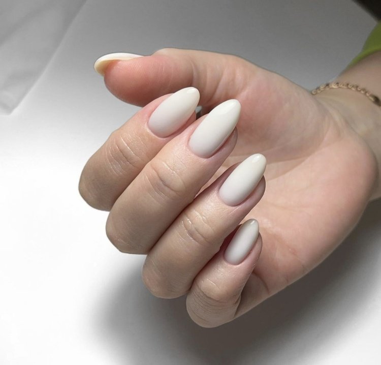 38 Matte Top Coat Jelly Nails for Winter Everyday Wear That Are Soft, Natural and Easy to Live With 26 Matte White Almond Nails for Winter Everyday Wear